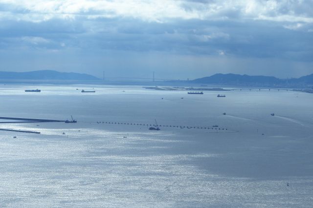 明石海峡大橋、淡路島、神戸空港も見える。