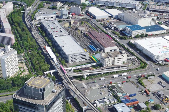ニュートラムの中ふ頭駅と車庫。