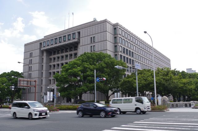 大きな大阪市役所。