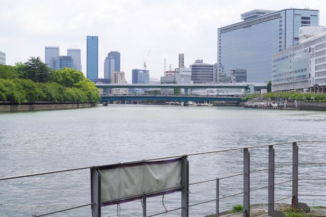 先端からは天満橋や京阪天満橋駅、大阪ビジネスパークのビル群。