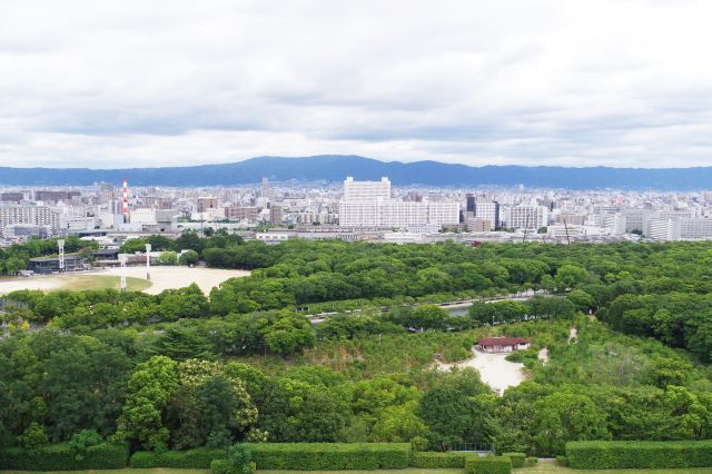 東側、大阪城公園駅と奥には生駒山。