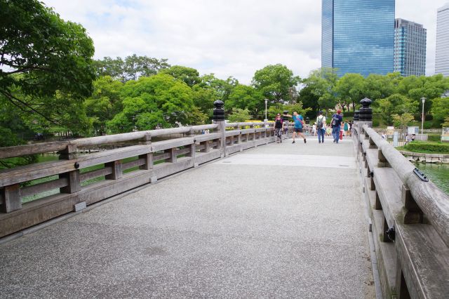 極楽橋。左は京橋口、右は大阪城ホール・大阪城公園駅方面。