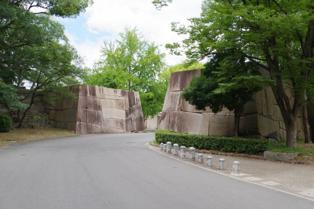 京橋口の石垣が現れます。