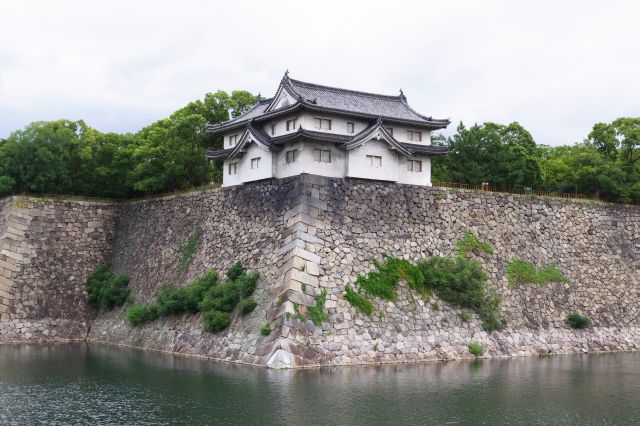 角には大きな乾櫓。大阪城で最古の建物の１つ。