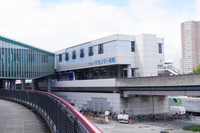 ニュートラムのトレードセンター前駅。