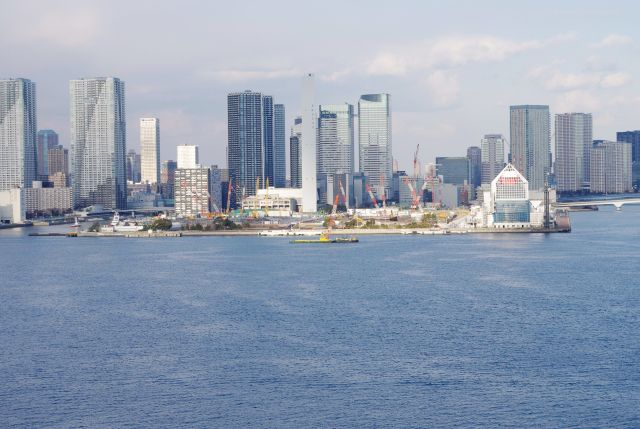 東京オリンピック選手村の建設が進む晴海埠頭。
