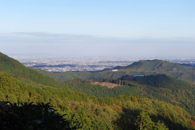 山並みの向こうに関東平野、高崎方面の市街地が広がります。