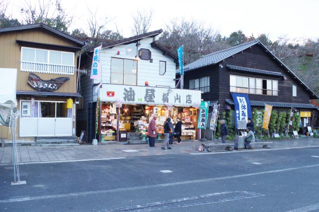 山道を上り桜山の第1駐車場へ。様々なお店があります。