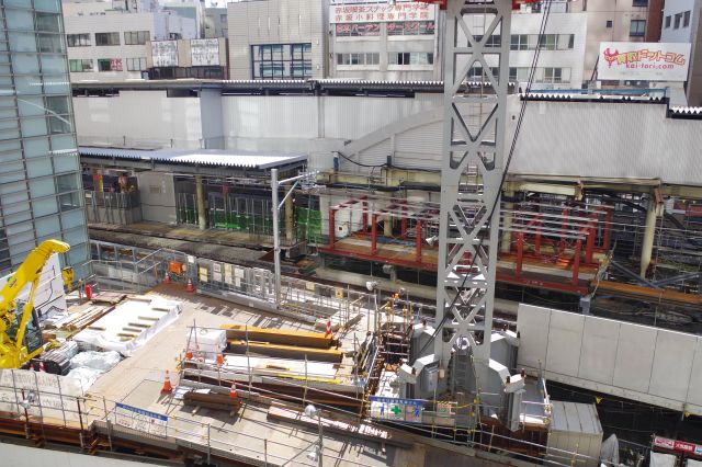 3階の休憩スペースからも埼京線ホーム工事の様子が見られます。