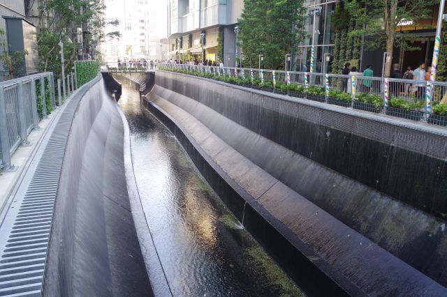 新しく整備された渋谷川は壁泉という人口の滝が流れる。下水処理されていますが若干においが残ります。