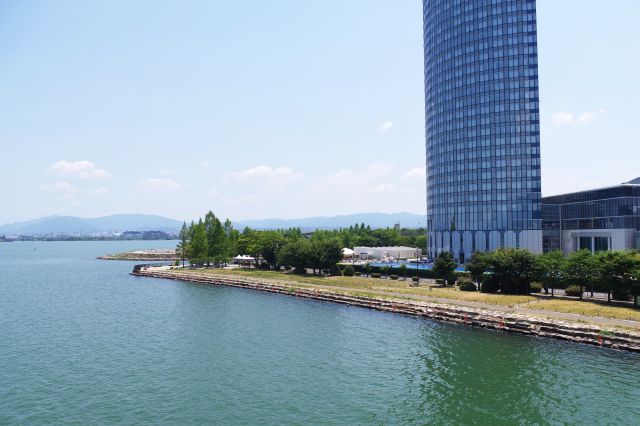 琵琶湖に突き出た海浜公園。