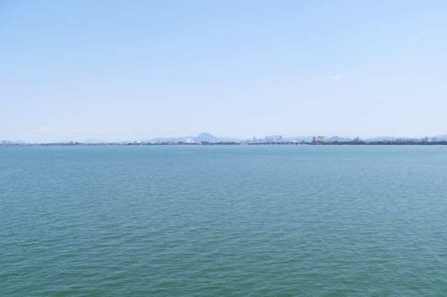 広いけど狭い方の湖であることが信じられない。