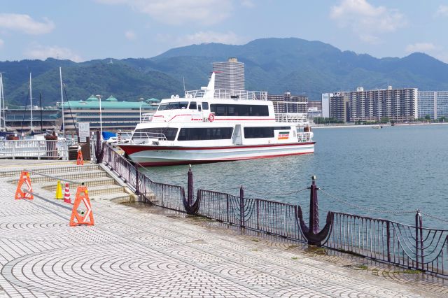 マリーナには客船やヨット―ハーバー。夏には生暖かい湖風。