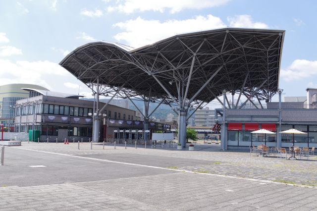 大津港旅客ターミナルの大きな屋根。
