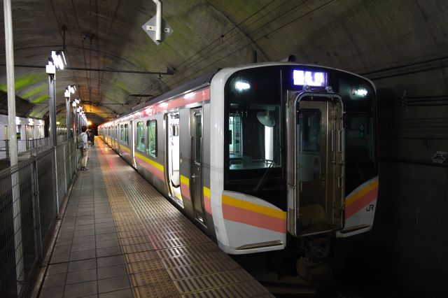 土合駅の下りホーム（1番線）に電車が到着。トンネル内はちょっと寒い。