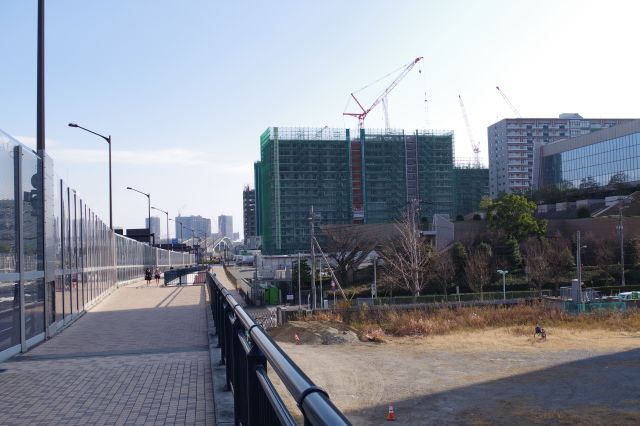 新しい環状二号線の黎明大橋を渡り勝どきから晴海へ。建設中の建物が見えます。