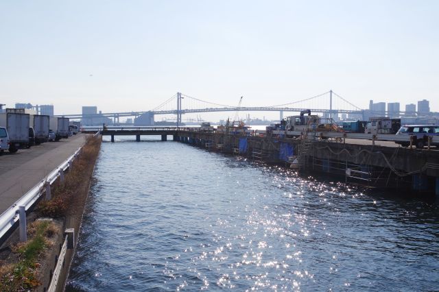 東京湾に突き出た埠頭。手前はトラックなどの駐車場と倉庫群。