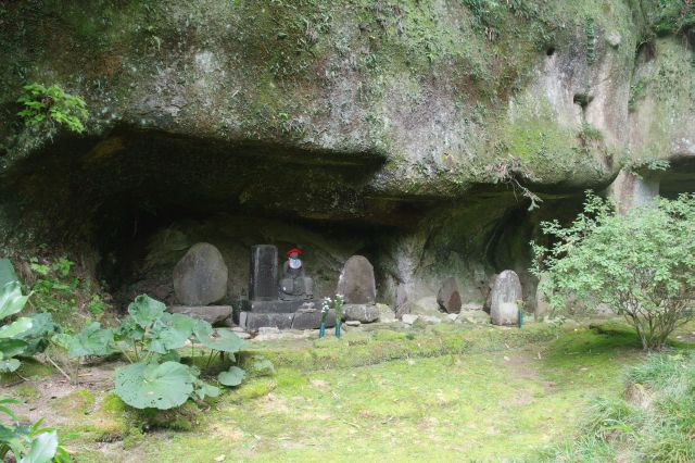 瑞巌寺周辺同様に供養場の洞窟があります。