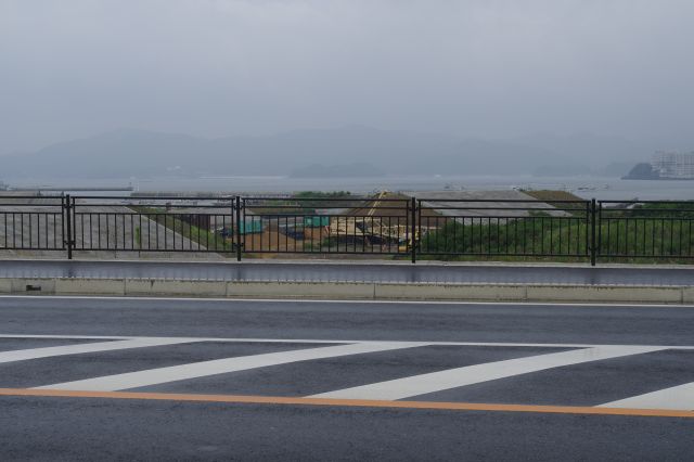 雨が降る中静かな志津川湾。
