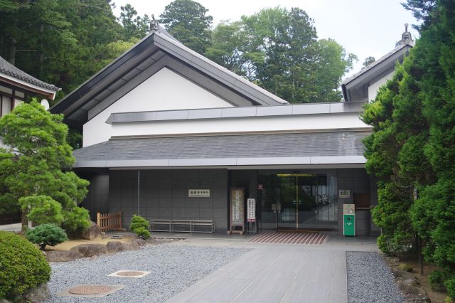 庫裡の南側には青龍殿（宝物館）があります。寺の什宝物、伊達家の文化財、松島の資料等を展示。
