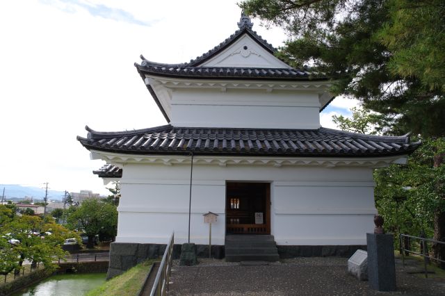 2004年に再建された本丸辰巳櫓は新しい。