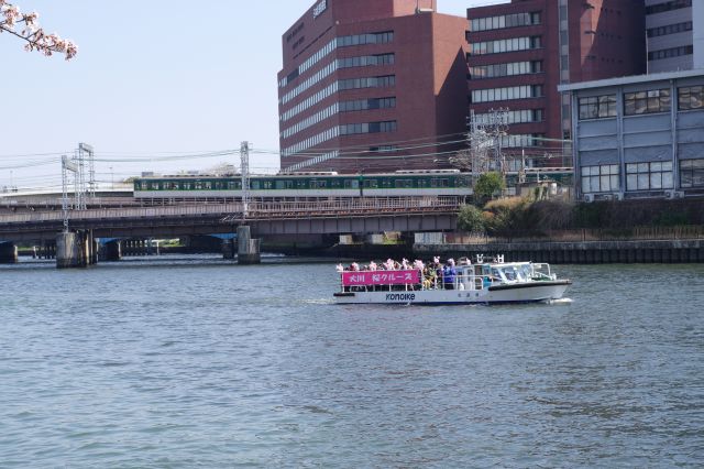 京阪線と川には遊覧船が多い。