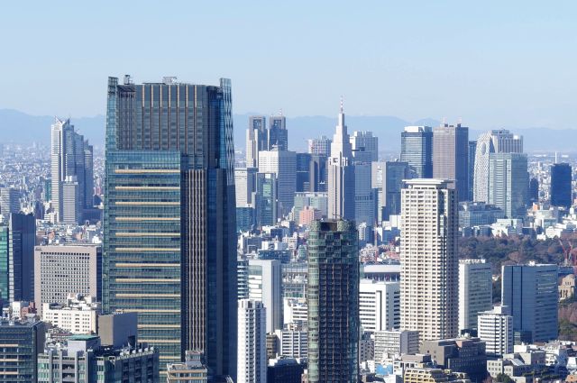 奥には都庁など新宿の超高層ビル群。