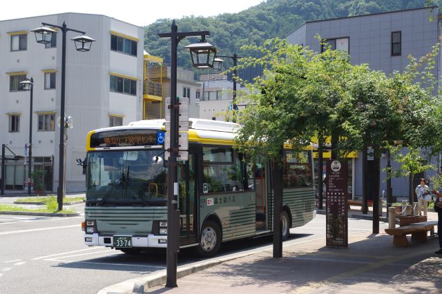 バス停に止まる富士急バス、リニア見学センター行き。