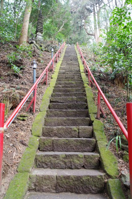 かなりの急階段、滑らないように要注意。
