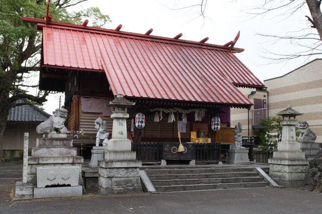 社殿の右脇に商工業の振興のための美保大國神社があります。こちらは古そうな建物。
