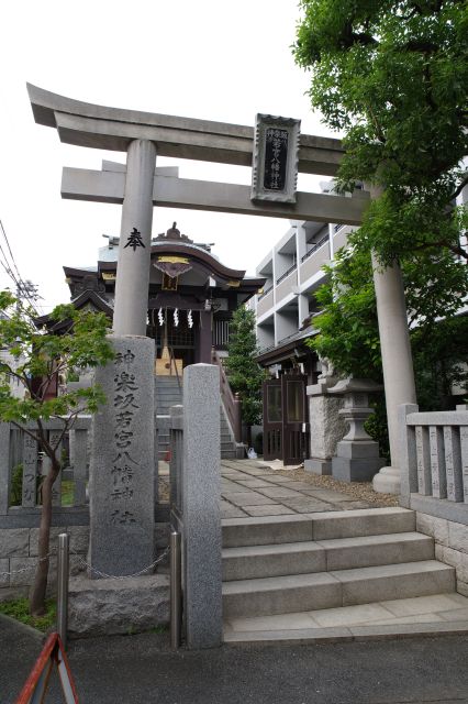 左に曲がって進むと住宅街の一角に神楽坂若宮八幡神社。神楽坂の由来とも言われています。