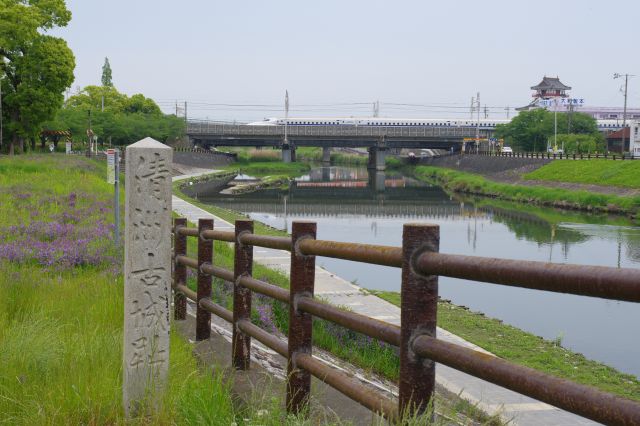 五条川沿いの清洲橋付近、新幹線と清洲城が見えてきます。清洲古城跡の碑があります。
