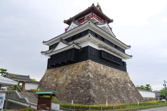 広場からは高い石垣の上に立つ清洲城が見られます。