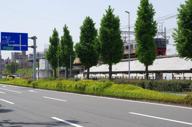 名鉄やJR2線、新幹線がひっきりなしに走る場所です。