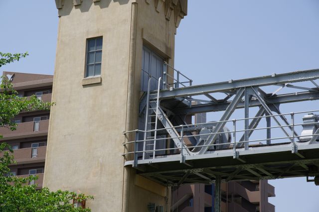 塔から水門の内側に出る扉と梯子。
