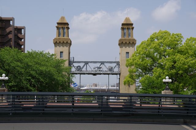 西側の塔。ちょうど新幹線が門にフレームインしました。名古屋の発展を支えた遺構でした。