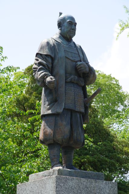 南側には徳川家康公銅像があります。
