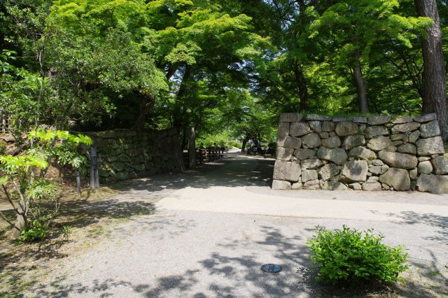 太鼓門跡の先は二の丸部分の岡崎公園に繋がります。