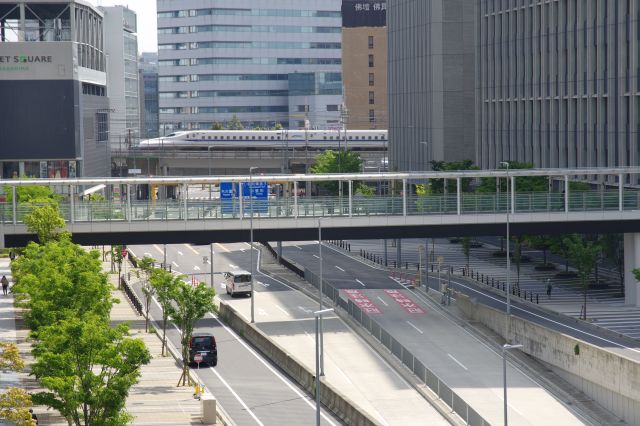 東側には新幹線、東海道本線、中央本線、名鉄線が見えます。