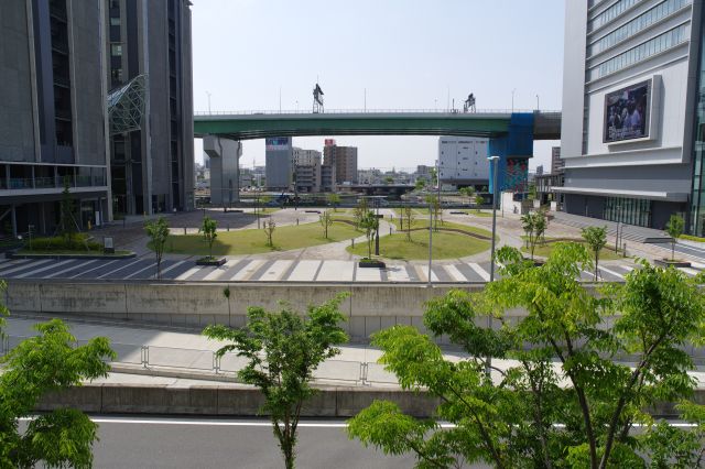 中京テレビとの間に公園があります。手前には地下交差点からの勾配。