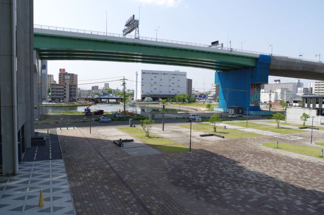 南側には高速道路の先に中川運河の船溜まりの公園、キャナルシティささしまがあります。