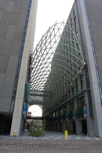 愛知大学名古屋キャンパスの２つの建物の間。