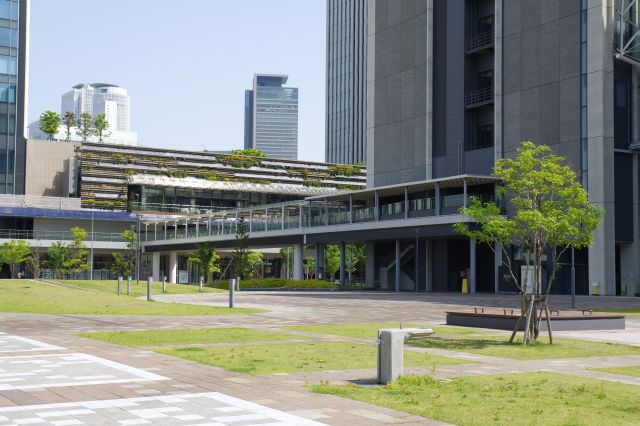 駅から愛知大学に続くデッキを渡ってきました。