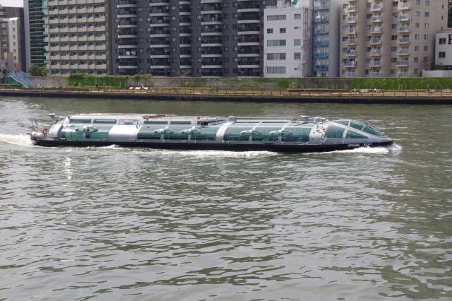 川を上る近代的な遊覧船。