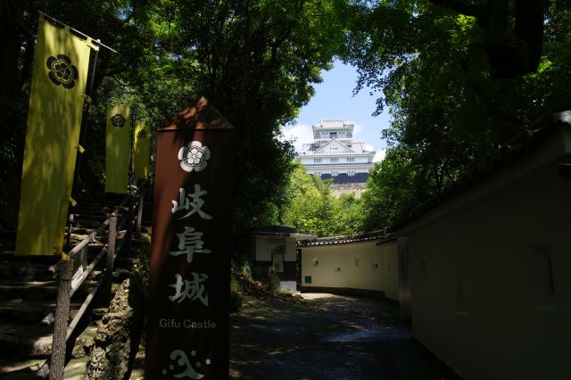 正面に岐阜城、記念撮影スポットです（但し明暗差が激しい）。