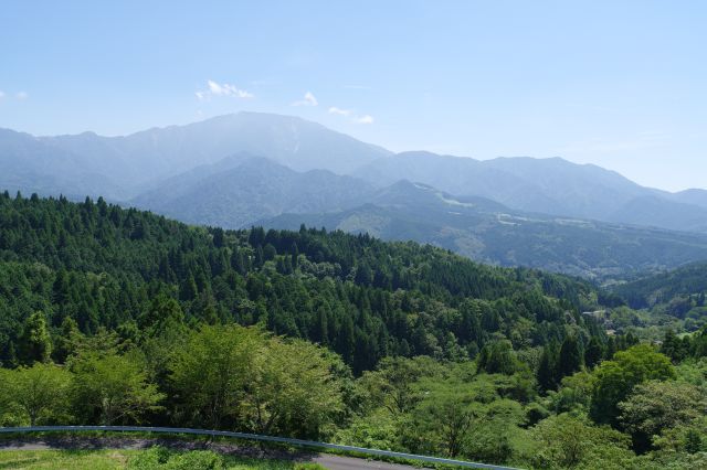 展望台の正面の南側、連なる緑豊かな山並みに恵那山があります。