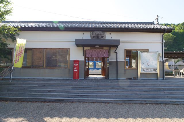 明智駅の駅舎、日本大正村とも書かれています。