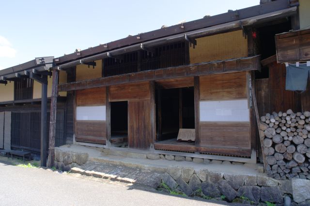 上嵯峨屋は江戸中期の建物を解体復元、最古の建物の１つで町の有形民族文化財。
