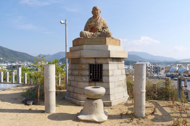 弘法大師像が鎮座します。