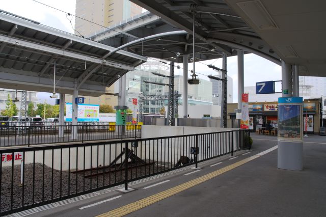 北側はオープンな構造で駅の外が見えます。突き当りには香川らしくうどん屋さんがあります。